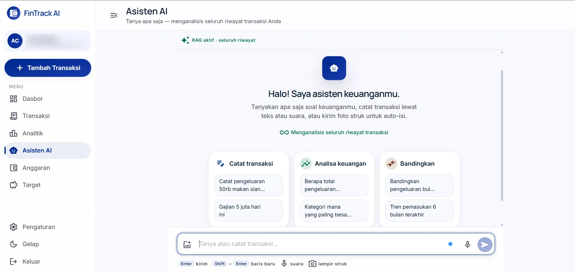 Halaman Asisten AI FinTrack AI dengan sapaan "Halo! Saya asisten keuanganmu", label "RAG aktif, seluruh riwayat", dan contoh perintah untuk mencatat, menganalisis, dan membandingkan transaksi. Email akun diburamkan.